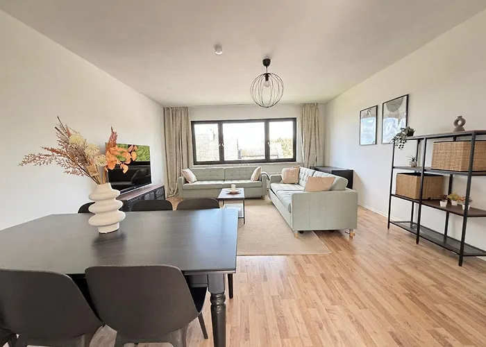 110Qm- 4 Rooms - Free Private Parking- Free Fast Wifi - Kitchen - Near Wood- A Part Time Home
