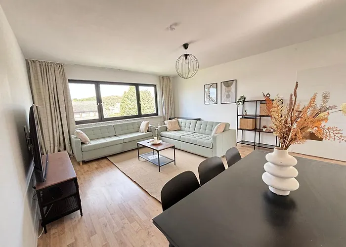 110Qm- 4 Rooms - Free Private Parking- Free Fast Wifi - Kitchen - Near Wood- A Part Time Home
