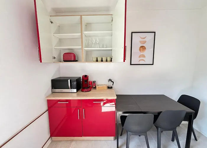 110Qm- 4 Rooms - Free Private Parking- Free Fast Wifi - Kitchen - Near Wood- A Part Time Home