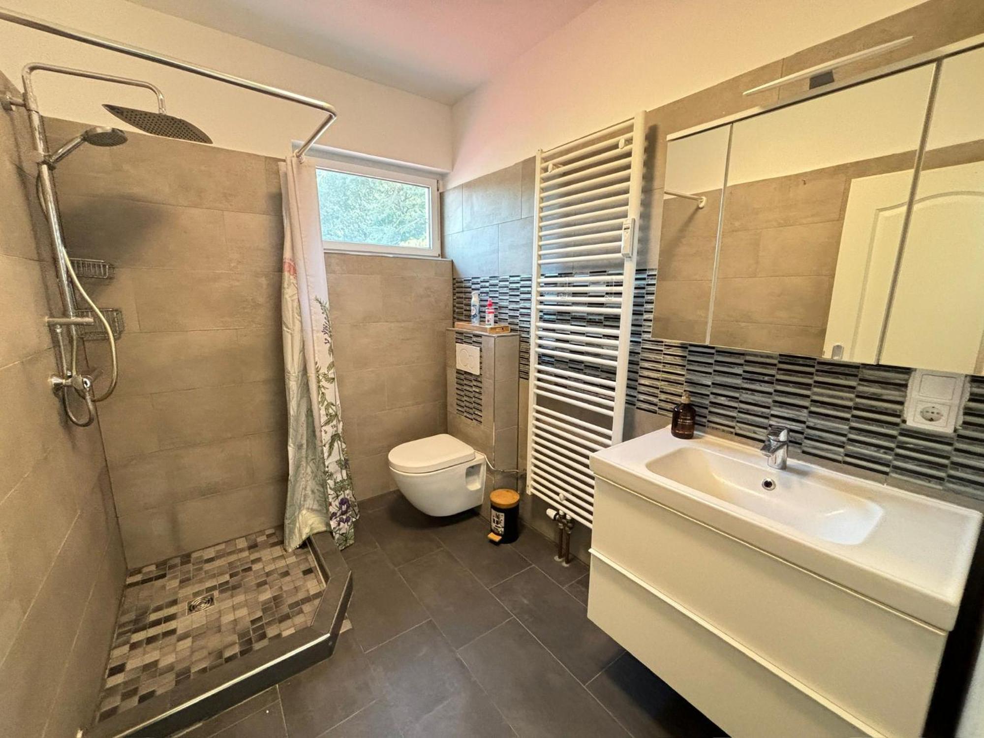 110qm- 4 - Free Private Parking- Free Fast Wifi - Kitchen - Near Wood- A Part Time Apartment *