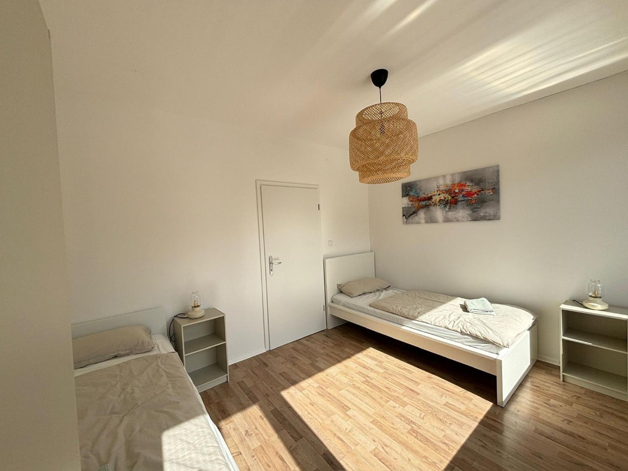 110qm- 4 - Free Private Parking- Free Fast Wifi - Kitchen - Near Wood- A Part Time