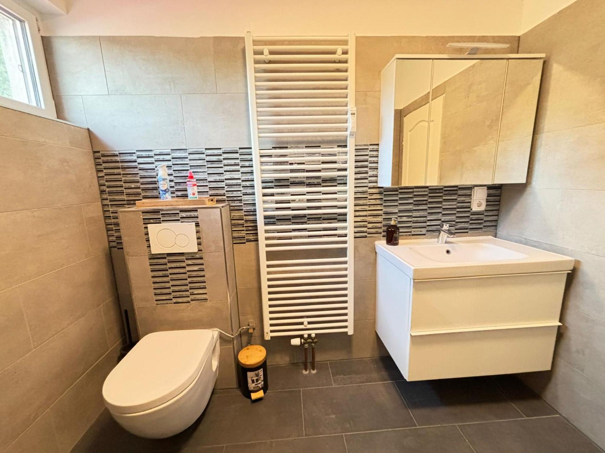 110qm- 4 - Free Private Parking- Free Fast Wifi - Kitchen - Near Wood- A Part Time Apartment Walsrode