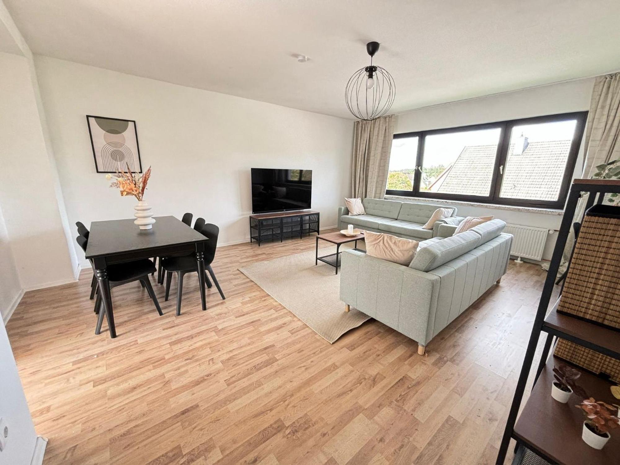 110qm- 4 - Free Private Parking- Free Fast Wifi - Kitchen - Near Wood- A Part Time *