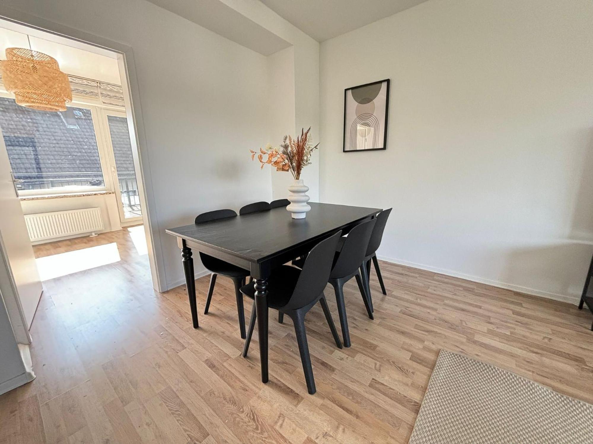 110qm- 4 - Free Private Parking- Free Fast Wifi - Kitchen - Near Wood- A Part Time Apartment *