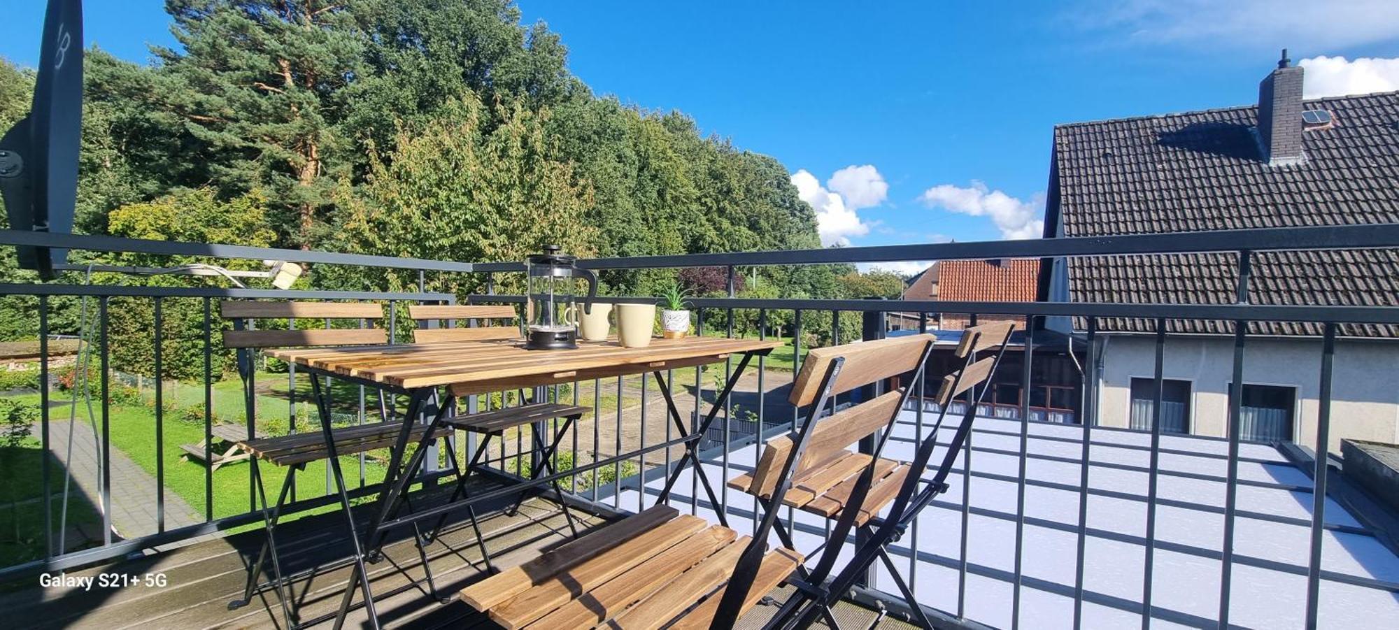 Apartment 110qm- 4 - Free Private Parking- Free Fast Wifi - Kitchen - Near Wood- A Part Time *